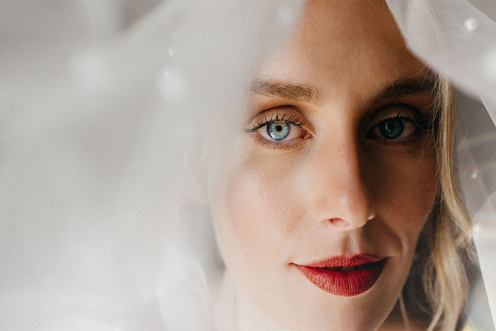 Φωτογράφος γάμου - Καλαμάτα - πορτρέτο - bride - details- πέπλο - cover - Kalli Kolozi